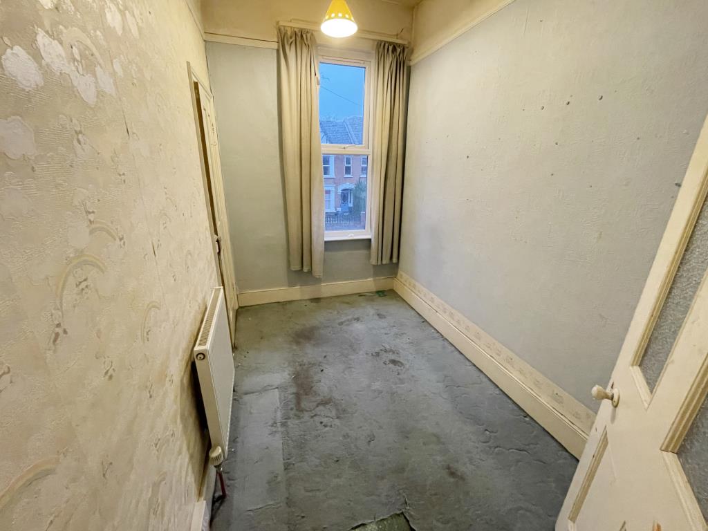 Lot: 50 - VACANT FIRST FLOOR GARDEN FLAT AND GROUND FLOOR GROUND RENT INVESTMENT - inside photo of smaller third bedroom at front